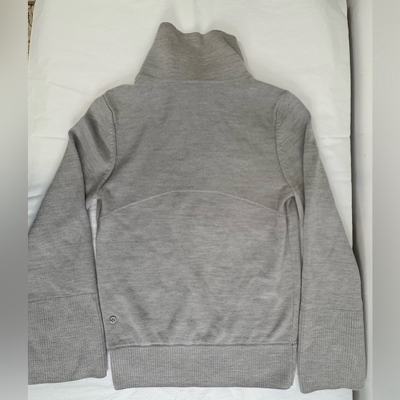 Lululemon | City Trek Turtleneck Sweater | Sz 4 | Heathered Silver Drop | EUC - Picture 4 of 6